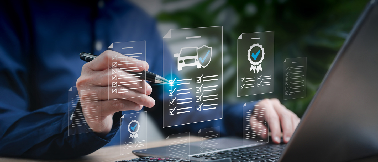 Person, der bruger en bærbar computer og en stylus med digitale ikoner af tjeklister, en bil og certificeringssymboler, der repræsenterer online forsikringsbehandling.