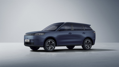 En blå JAECOO SUV er parkeret i et minimalistisk studie med en almindelig baggrund.