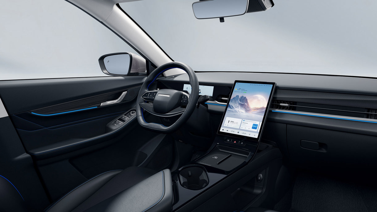 Moderne bilinteriør med digitalt instrumentbræt, stor central touchscreen, sorte sæder og blå accentbelysning.