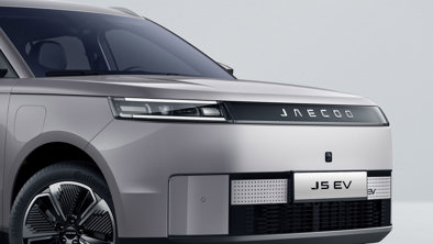 En sølvfarvet elektrisk SUV med en slank, moderne front med JAECOO- og J5 EV-mærker på kølergrillen og nummerpladen.