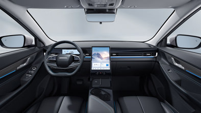 Moderne bilinteriør med digitalt instrumentbræt, stor touchscreen i midten og sorte lædersæder med blå belysning.
